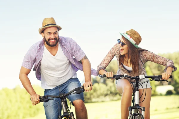 Romantic couple riding bikes — Stock Photo, Image