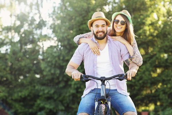 自転車に乗ってロマンチックなカップル — ストック写真