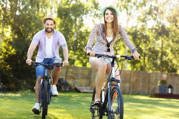 Romantic couple riding bikes — Stock Photo, Image