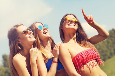 Bir şeyler gösteriyor bikin kadınların 