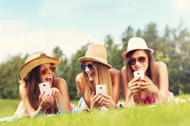 Arkadaş manifatura ve çim üzerinde yalan