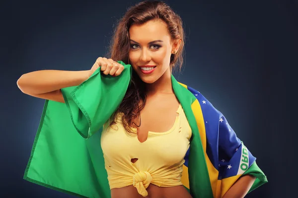 Happy brasilianska fan jublar med flagga — Stockfoto