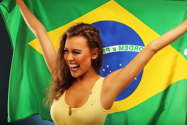 Glücklicher brasilianischer Fan jubelt mit Fahne — Stockfoto