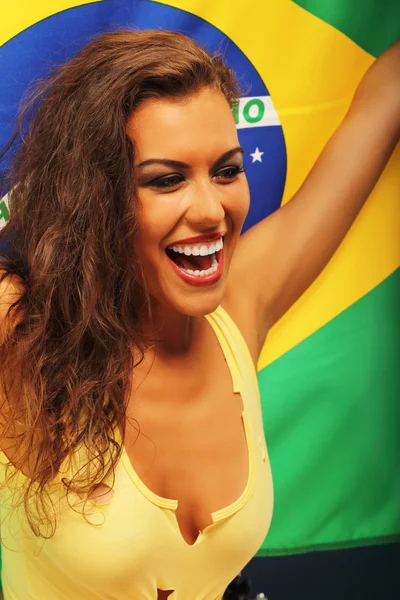 Torcida brasileira feliz torcendo com bandeira — Fotografia de Stock