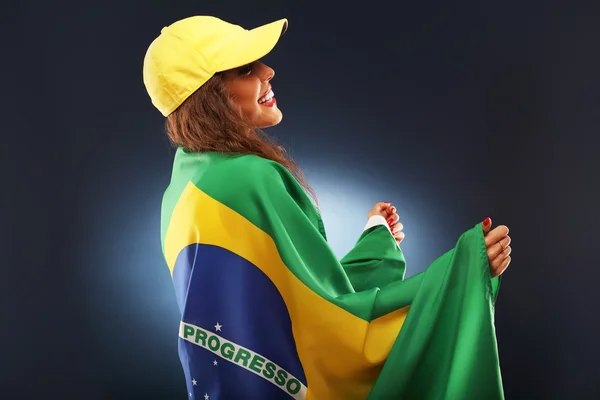 Happy brazilské ventilátor fandění s příznakem — Stock fotografie