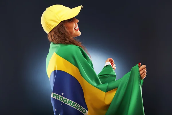 Torcida brasileira feliz torcendo com bandeira — Fotografia de Stock