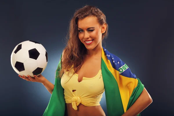 幸せのブラジル ファンの国旗とサッカー — ストック写真