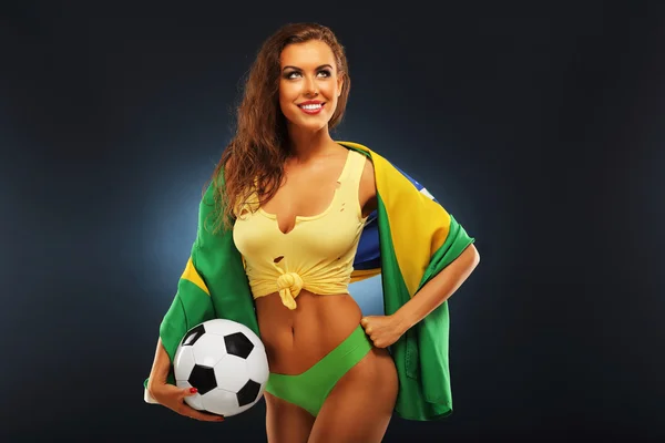 Ευτυχισμένος Βραζιλίας ανεμιστήρα με σημαία και ποδόσφαιρο — Φωτογραφία Αρχείου