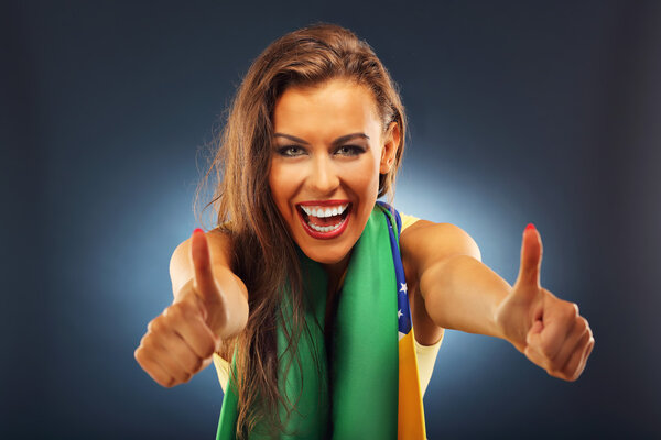 Счастливый бразильский болельщик с флагом
