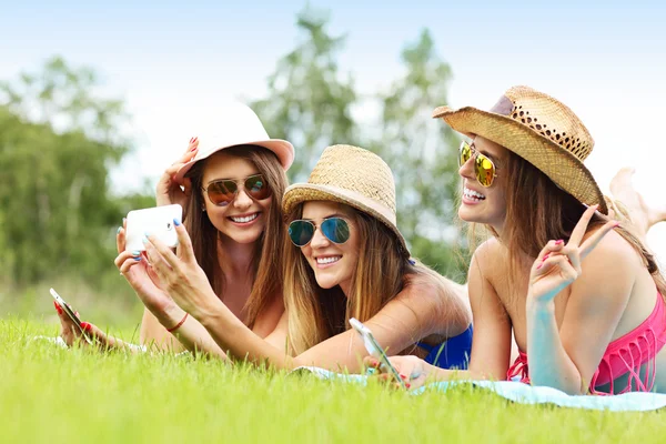 Mujeres en bikin tomando selfie — Foto de Stock