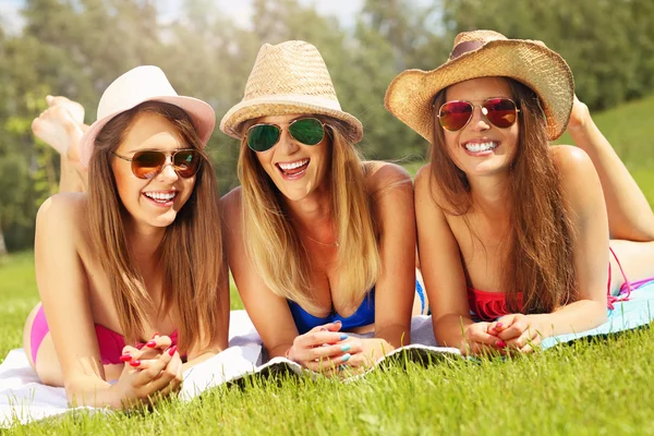 Kvinnor i bikini har roligt — Stockfoto