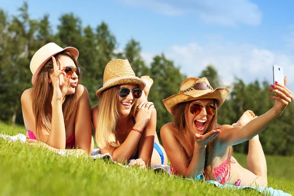 Donne in bicicletta scattare selfie — Foto Stock