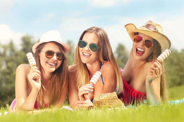 Gelukkig vrouwen koelen met ijs — Stockfoto