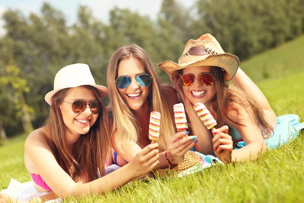 Gelukkig vrouwen koelen met ijs — Stockfoto