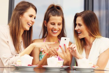 Arkadaş kafe ve smartphone kullanarak