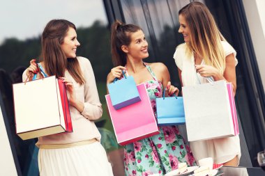 Alışveriş torbaları ile kafede sohbet arkadaş