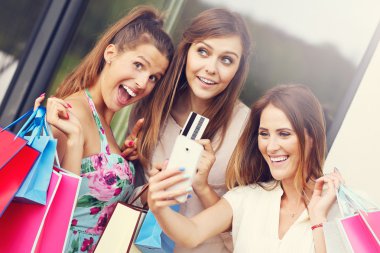 Grup şehirde alışveriş kız 