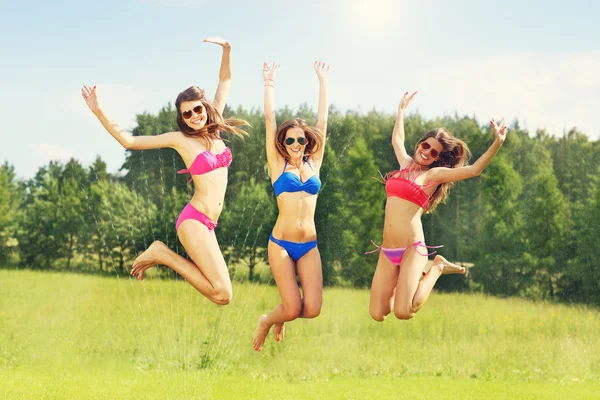 Donne in bicicletta divertirsi all'aperto — Foto Stock