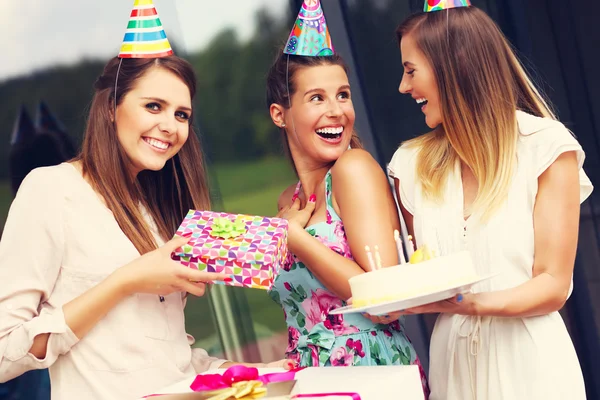 Grupp av vänner som firar födelsedag — Stockfoto