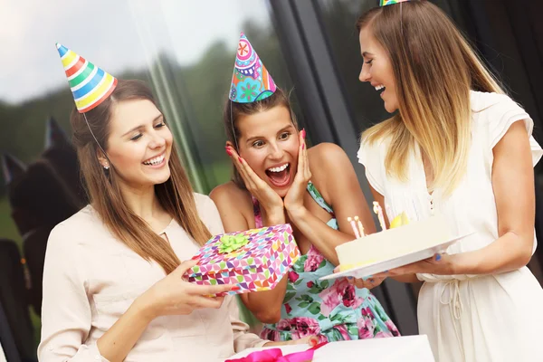 Groep vrienden vieren verjaardag — Stockfoto