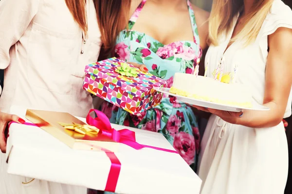 Mujeres sosteniendo pastel de cumpleaños y regalos —  Fotos de Stock