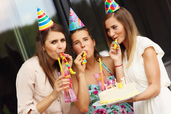 Група друзів, що святкують день народження — стокове фото