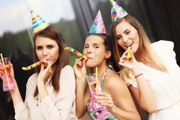 Grupo de amigos celebrando cumpleaños —  Fotos de Stock