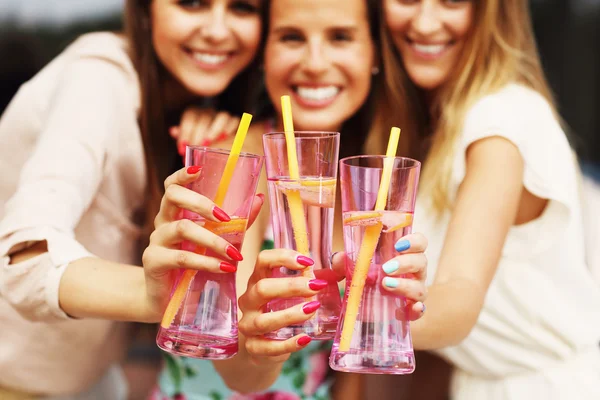 Groep vrienden met dranken — Stockfoto