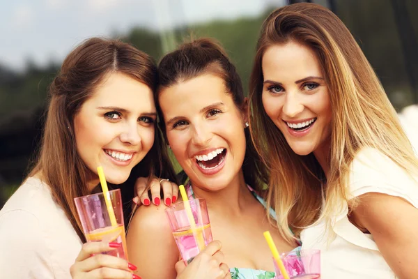 Groep vrienden met dranken — Stockfoto