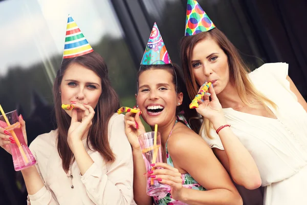 Grupo de amigos celebrando ao ar livre — Fotografia de Stock