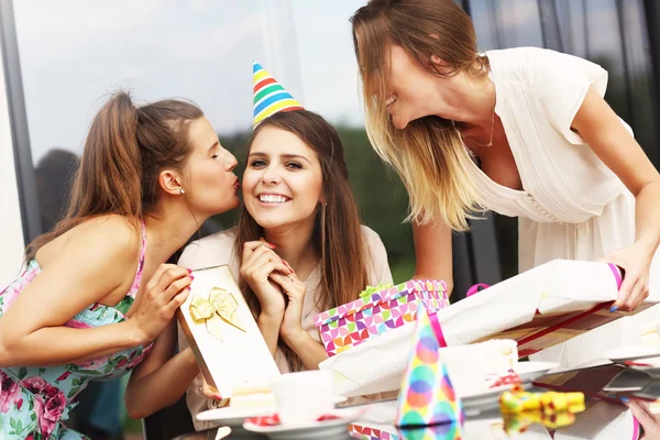 Grupo de amigos celebrando cumpleaños —  Fotos de Stock