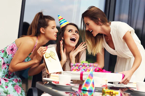 Skupina přátel, slaví narozeniny — Stock fotografie
