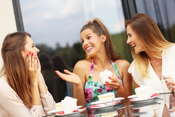 Groep vrienden chatten in café — Stockfoto