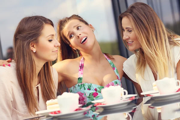 Grupo de amigos charlando en la cafetería — Foto de Stock