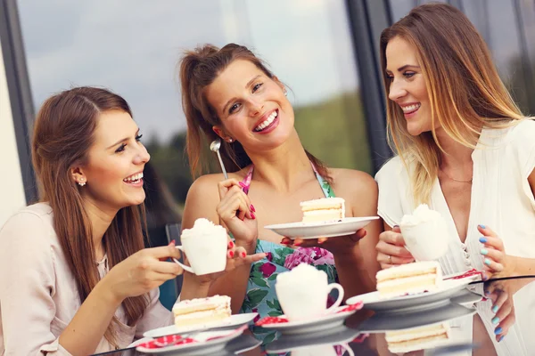 Группа друзей в чате в кафе — стоковое фото