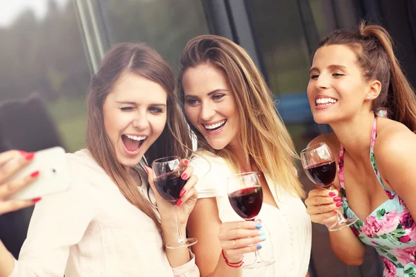 Przyjaciele z winem, biorąc selfie — Zdjęcie stockowe