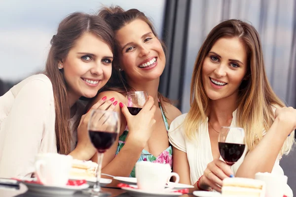 Groep vrienden chatten in café — Stockfoto