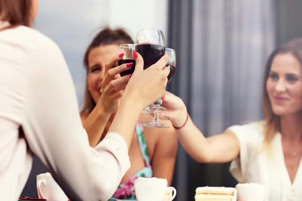 Grupo de amigos con vino — Foto de Stock