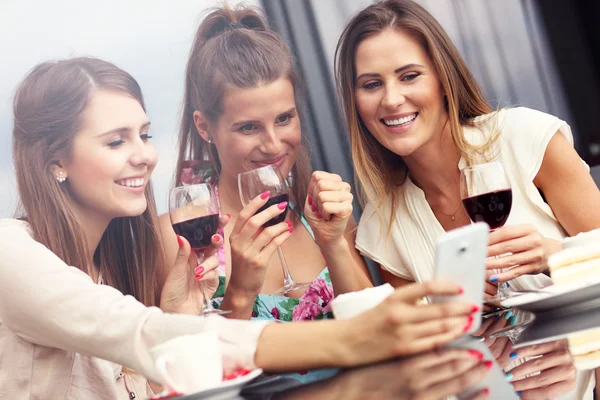 Amigos en la cafetería con teléfono inteligente — Foto de Stock