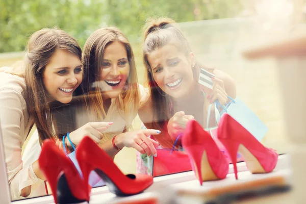 Vriendinnen shopping voor schoenen in de stad — Stockfoto