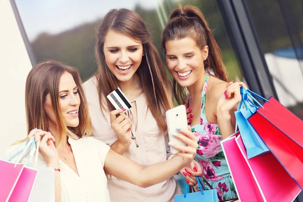 Groep van vriendinnen shoppen in de stad — Stockfoto