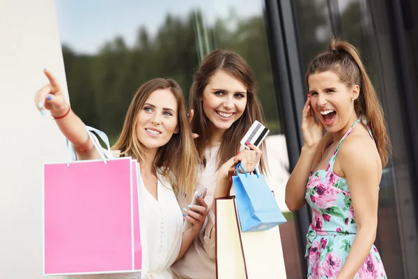 Grupp av flickvänner shopping i staden — Stockfoto