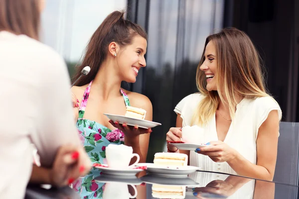 Group of friends chatting in cafe — Stock Photo, Image