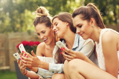 Arkadaşlar akıllı telefonlar ile mutlu grup