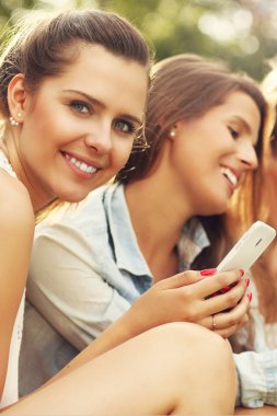 Arkadaşlar akıllı telefonlar ile mutlu grup