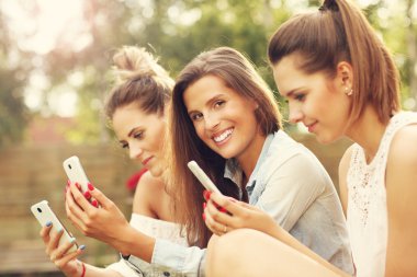 Arkadaşlar akıllı telefonlar ile mutlu grup