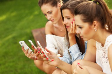 Arkadaşlar akıllı telefonlar ile mutlu grup