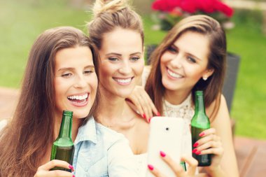 Bira ve alma selfie içme arkadaş