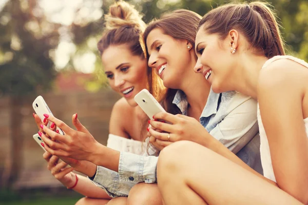 Gelukkig groep vrienden met smartphones — Stockfoto