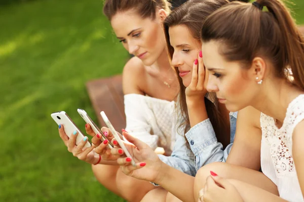 Happy group of friends with smartphones — Stock Photo, Image